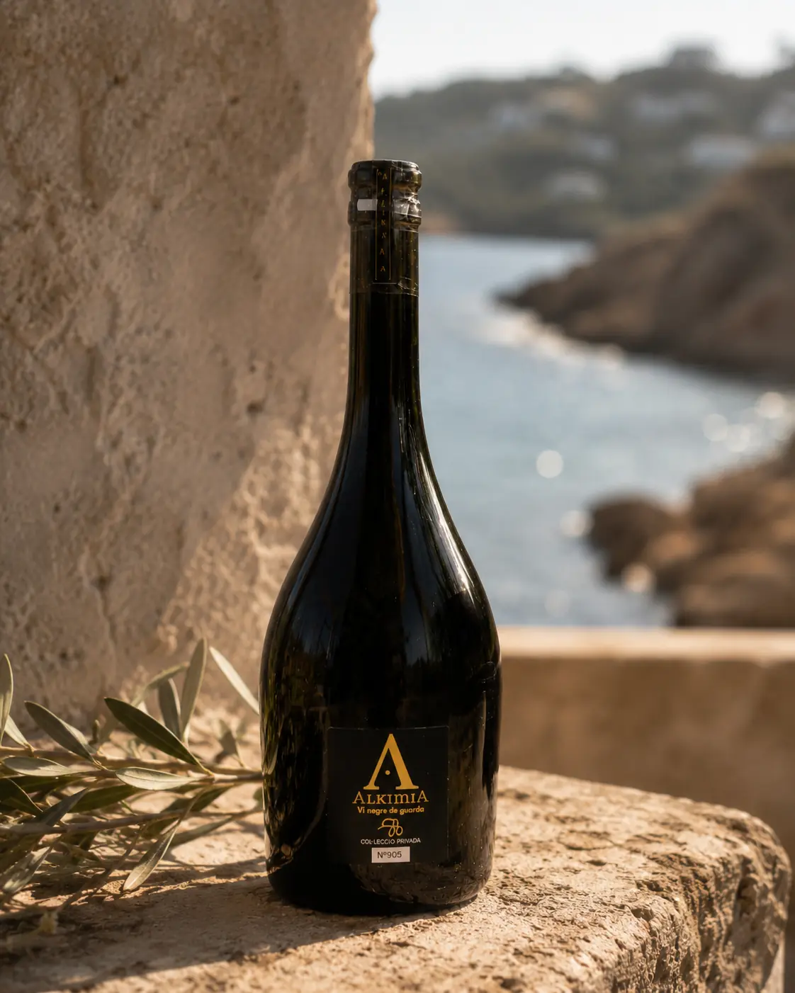 Botella El Temple de Alkimia Wines frente al mar Mediterráneo