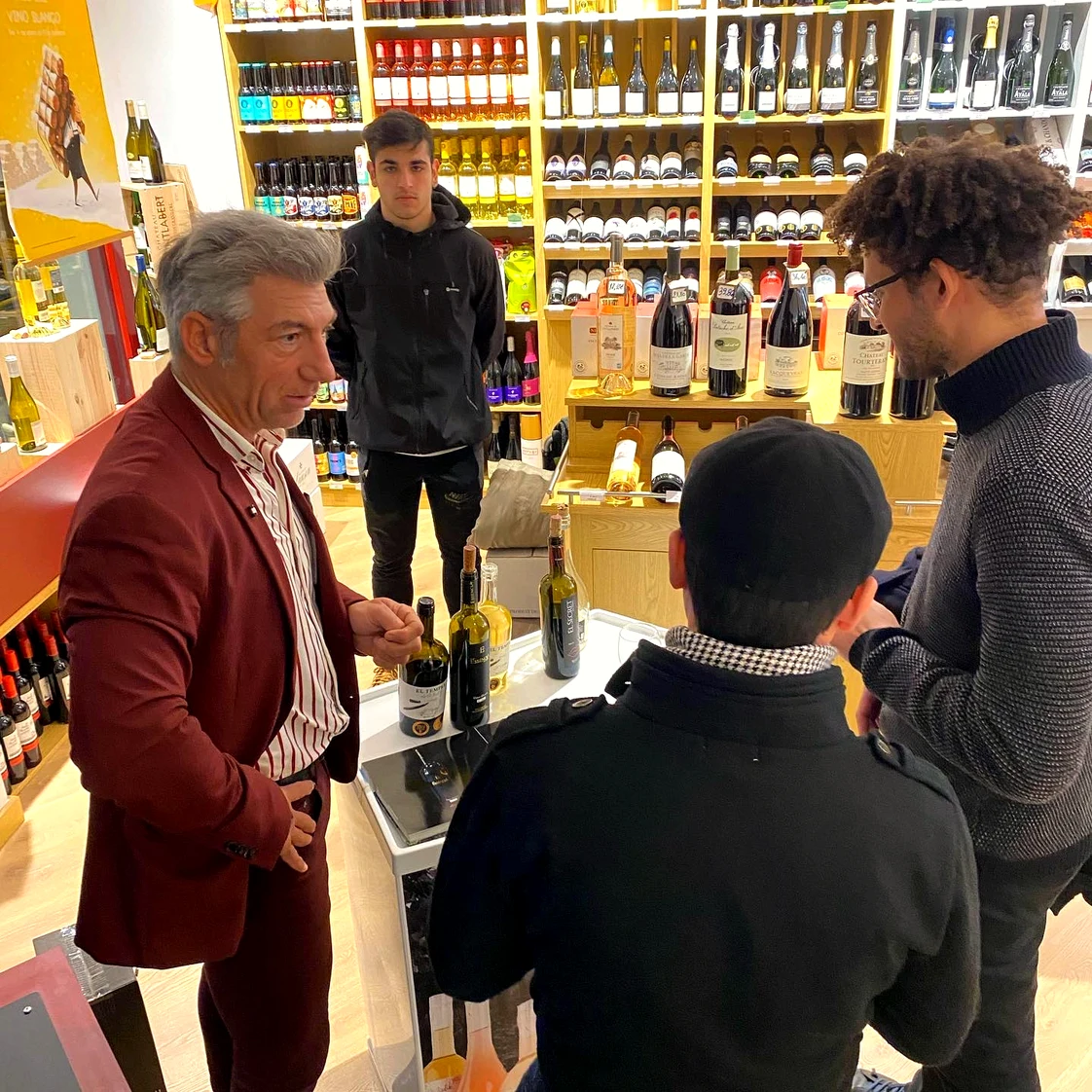 Presentación de vinos Alkimia El Temple en evento corporativo en tienda especializada