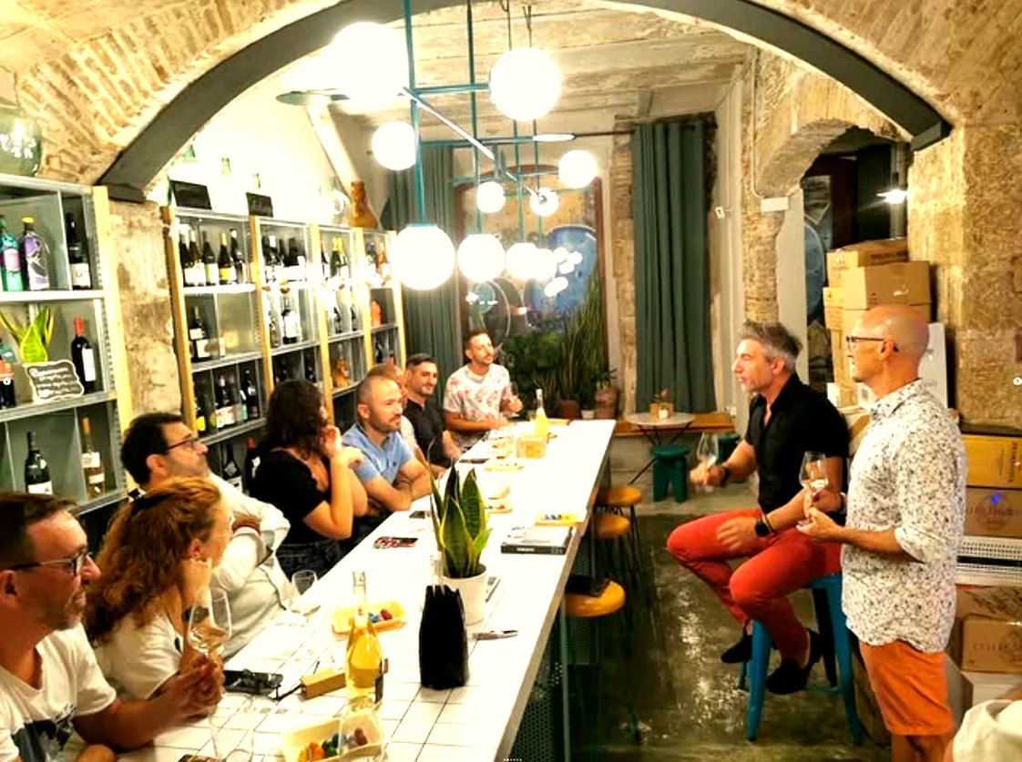 Cata privada Alkimia Wines — grupo de amantes del vino en sala abovedada de piedra