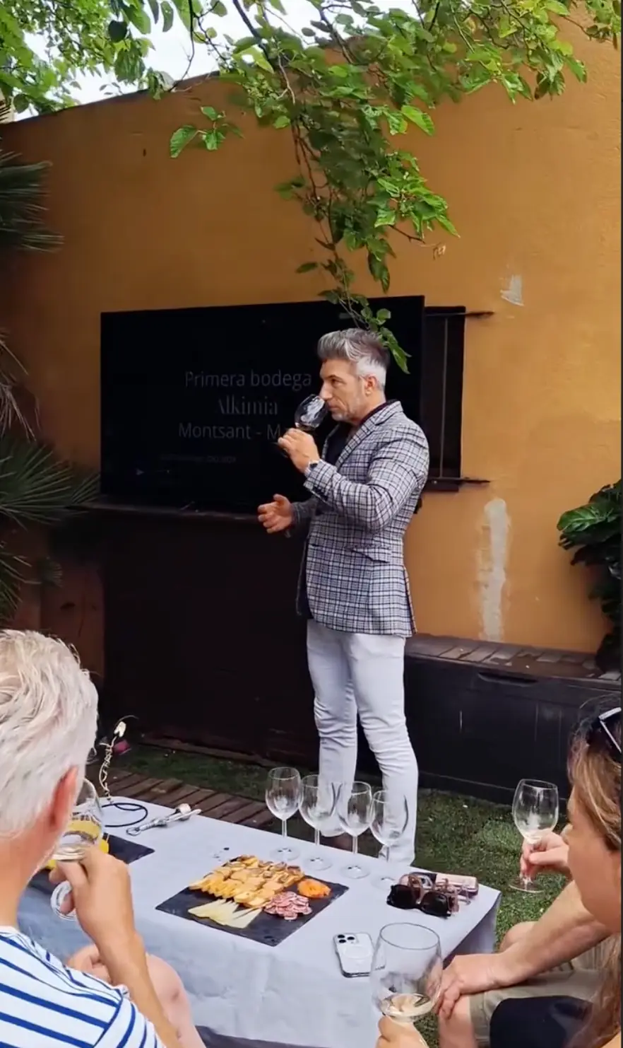 Presentación de cata Alkimia con copas y botellas El Temple