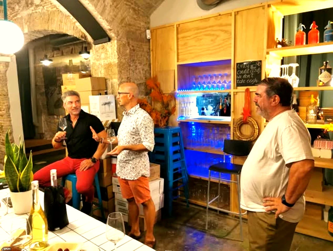 Presentación y maridaje Alkimia — conversación enológica en sala con arcos de piedra