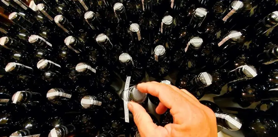 Proceso artesanal de embotellado y encapsulado en bodega ecológica Alkimia