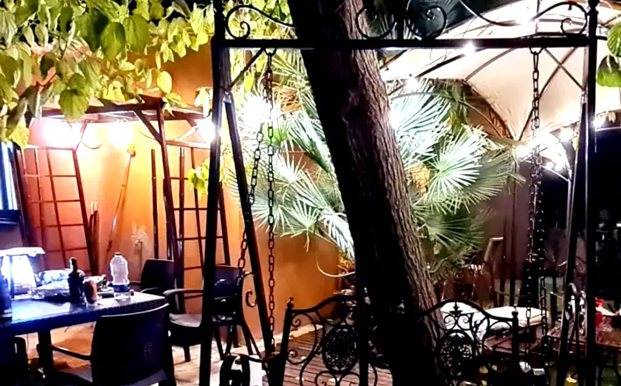 Espacio exterior de la bodega Montsant de noche
