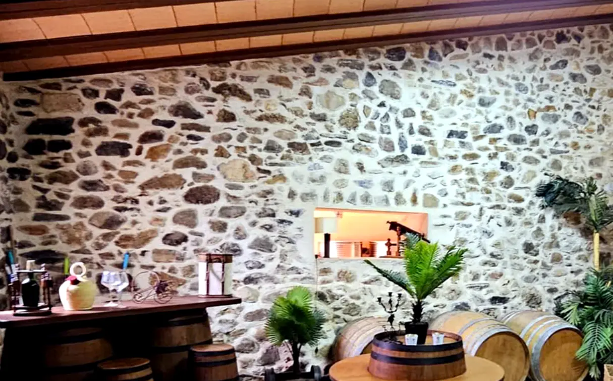 Sala de bodega ecosostenible en Priorat DOQ El Molar