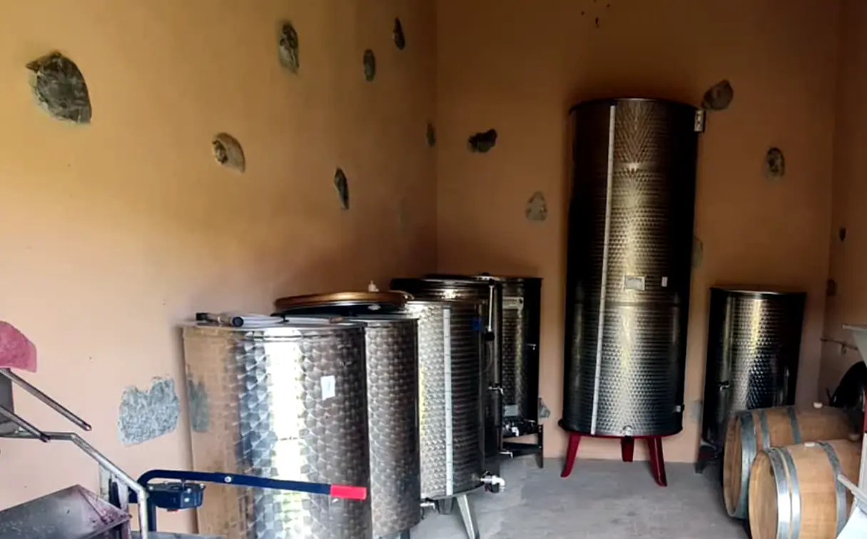 Depósitos y prensa en la bodega Priorat